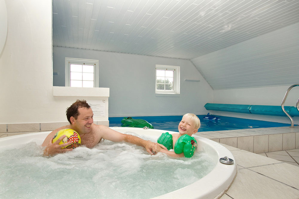 Nyt varmen i boblebadet i luksushus nr. 179 i Sydjylland