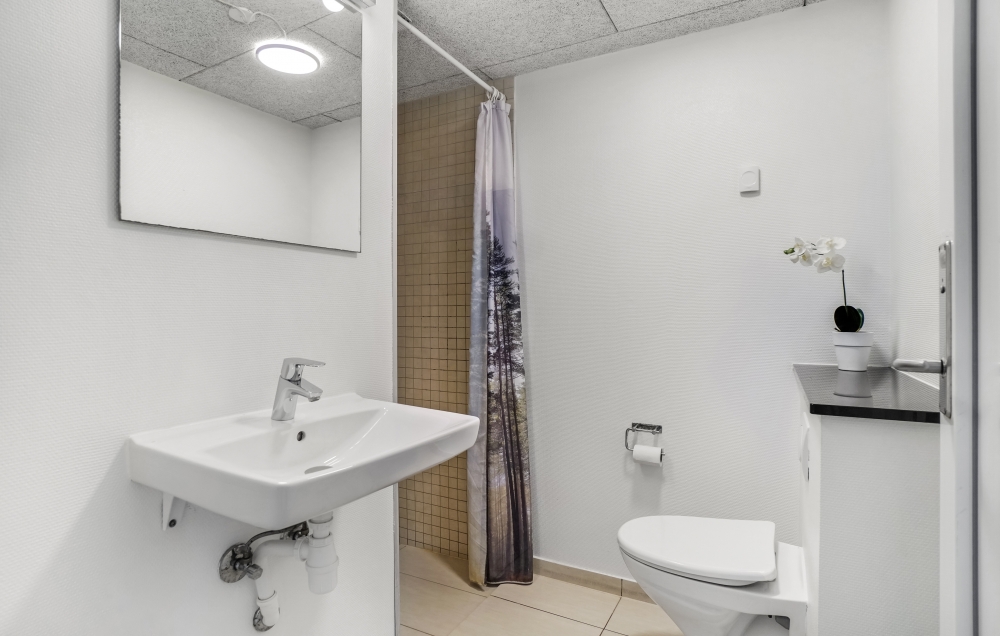 Det finnes bad med dusj i luksushus nr. 276 med plass til 18 personer.