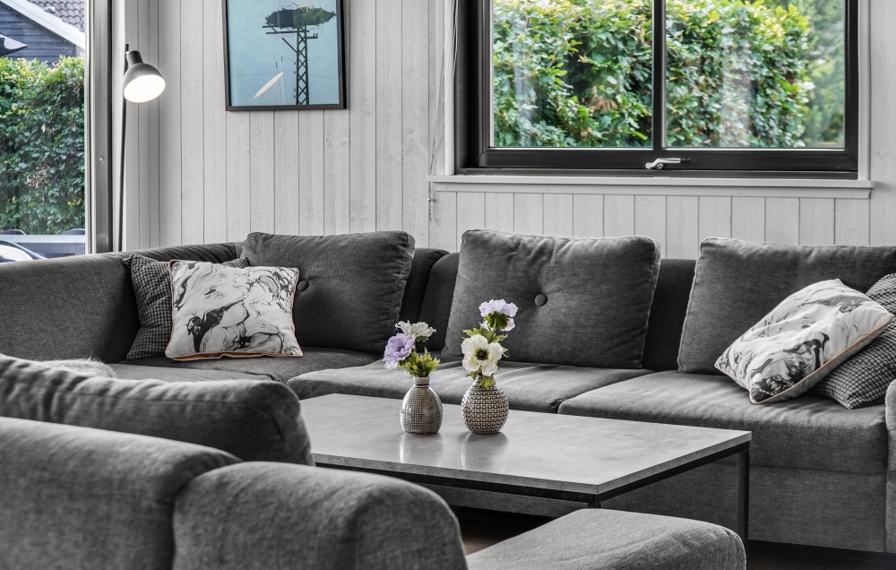 Det er god plass til hygge i feriehusets sofagruppe under oppholdet i luksushus nr. 276