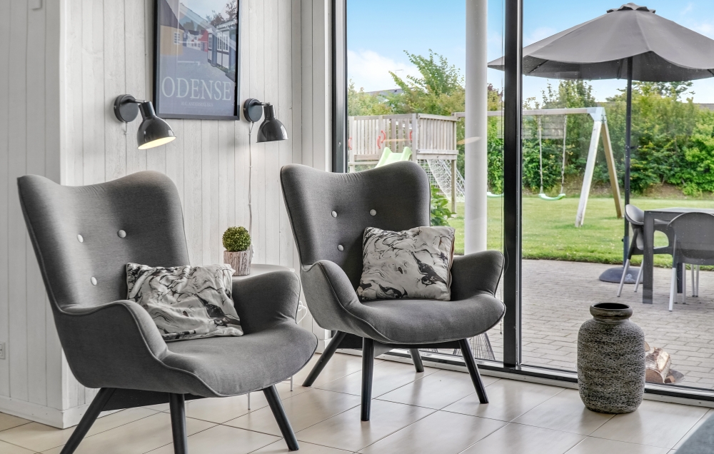 Sofaen i luksushus nr. 276 i Nordsjælland er perfekt for å hygge seg med et brettspill eller se en film sammen.