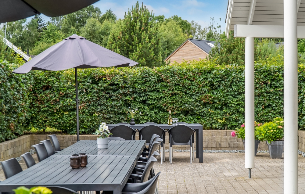 Nyt en grillkveld på terrassen i luksushus nr. 276 i Nordsjælland