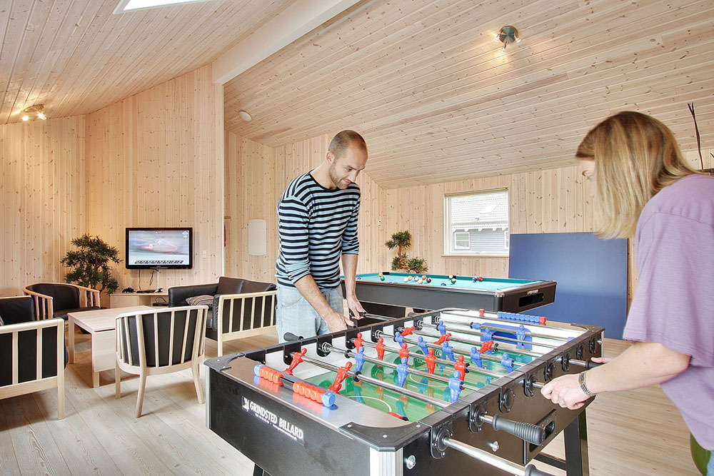 I tillegg til alle aktivitetsmulighetene i husets bassengavdeling, kan du også spille biljard, bordtennis og dart i luksushus nr. 275