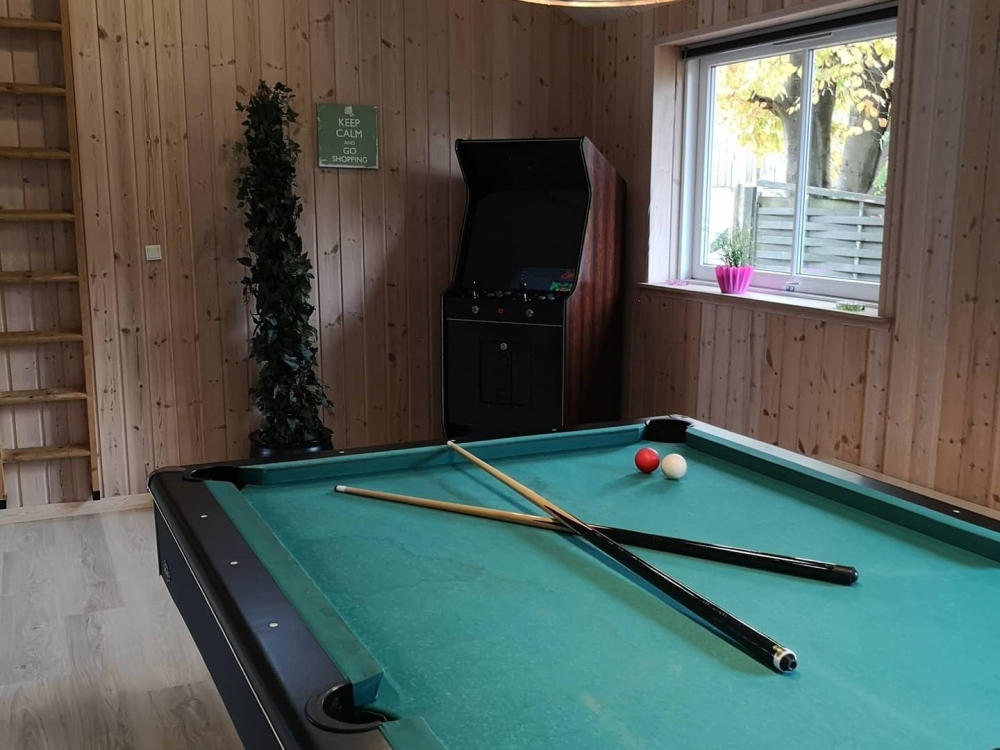 I tillegg til alle aktivitetsmulighetene i husets bassengavdeling, kan du også spille biljard, bordtennis og dart i luksushus nr. 284