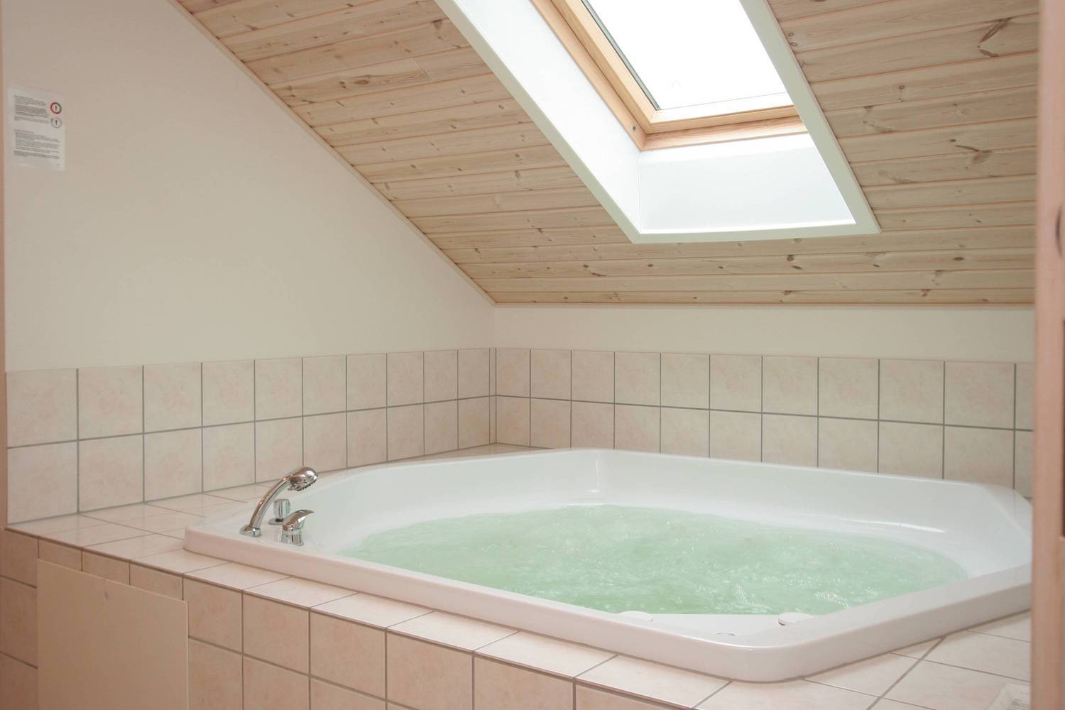 Nyt varmen i boblebadet i luksushus nr. 159 i Lolland/Falster/Møn