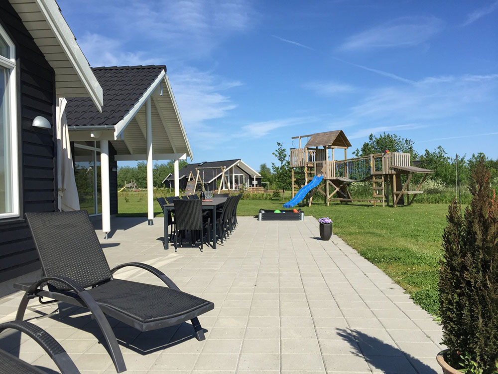 Nyt en grillkveld på terrassen i luksushus nr. 305 i Lolland/Falster/Møn