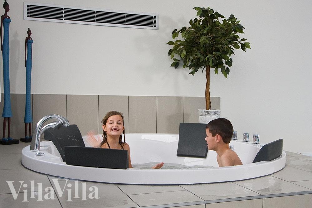 Nyt varmen i boblebadet i luksushus nr. 218 i Lolland/Falster/Møn