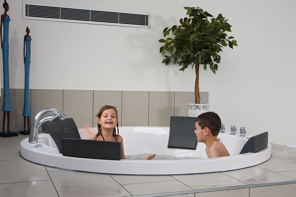 Nyt varmen i boblebadet i luksushus nr. 218 i Lolland/Falster/Møn