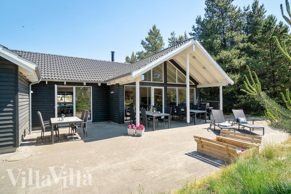 Luksushus nr. 273 har en deilig terrasse med gode hagemøbler til 18 personer.