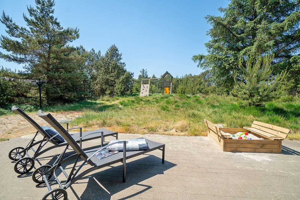 Nyt en grillkveld på terrassen i luksushus nr. 273 i Vestjylland