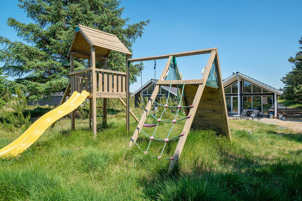 I det attraktive feriehuset nr. 273 i Vestjylland finnes det mengder av utendørsaktiviteter, som leketårn og huskestativ.