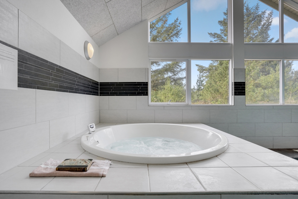Nyt varmen i boblebadet i luksushus nr. 273 i Vestjylland