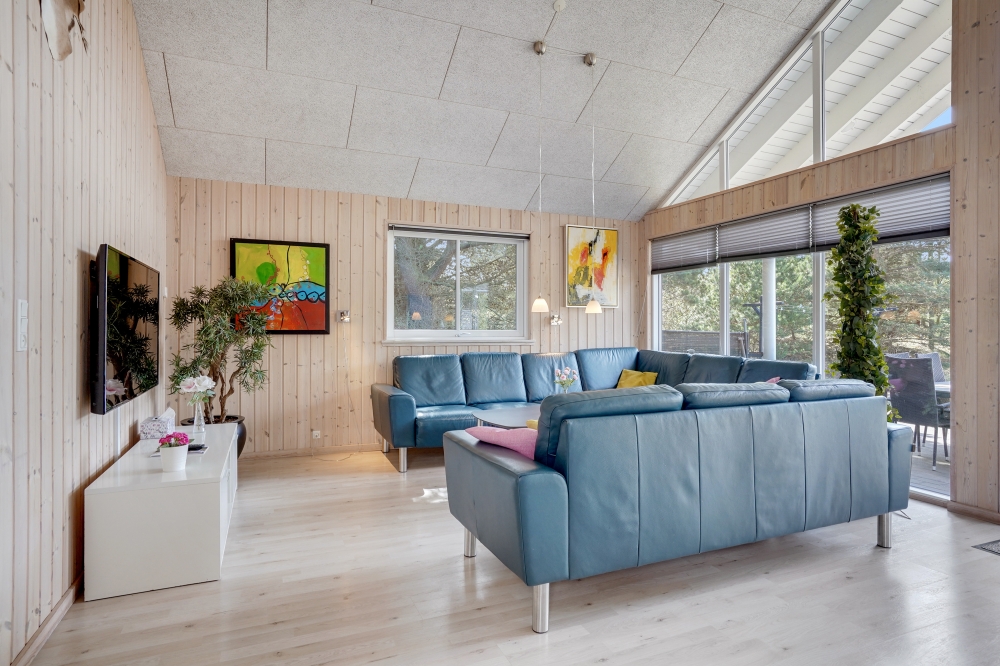 Sofaen i luksushus nr. 273 i Vestjylland er perfekt for å hygge seg med et brettspill eller se en film sammen.